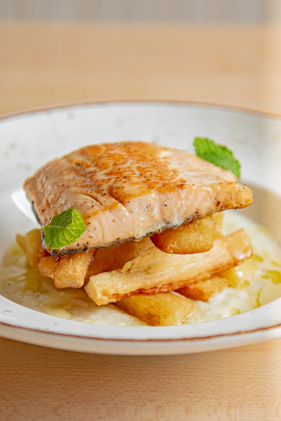 Salmon bistr&oacute; con papas doradas
