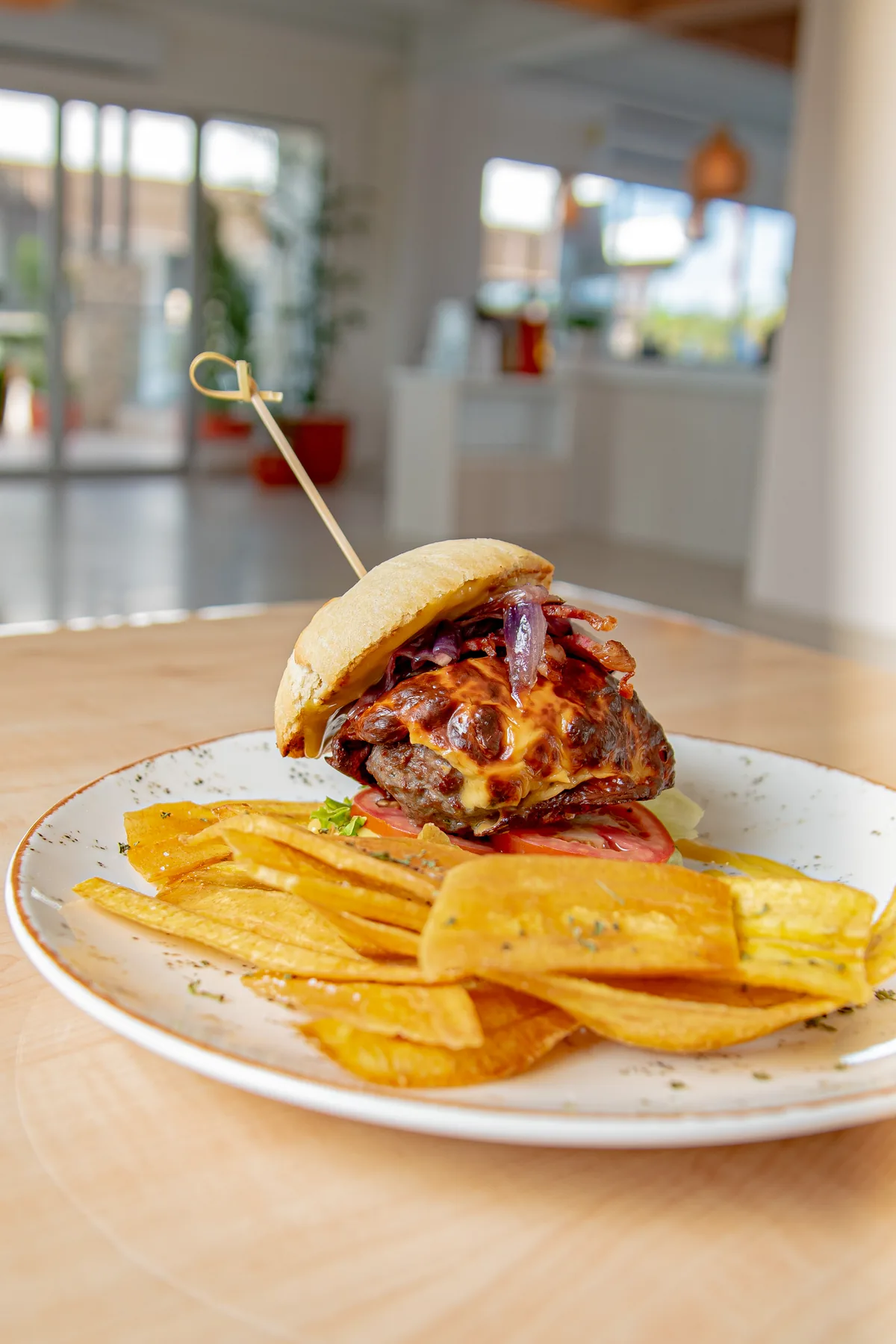 Hamburguesa bistr&oacute; con papas