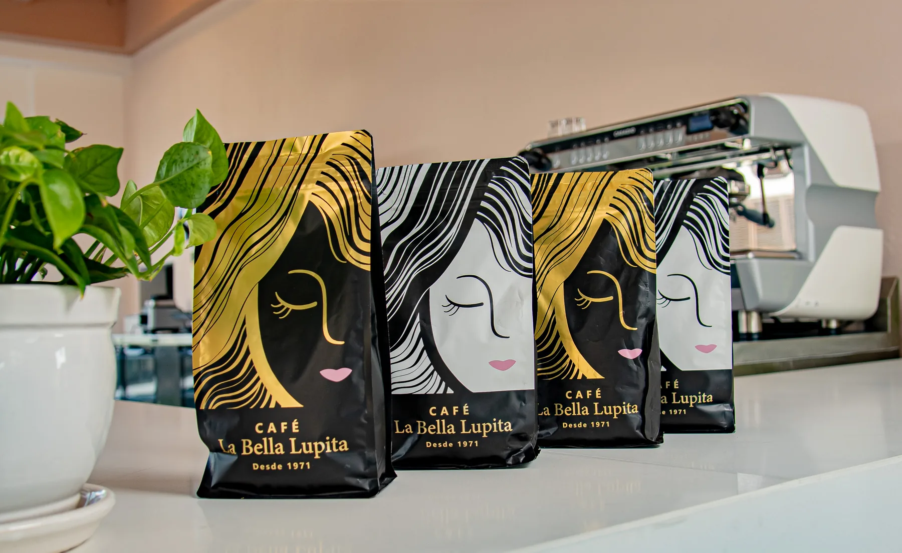 Caf&eacute; empacado La Bella Lupita en la barra